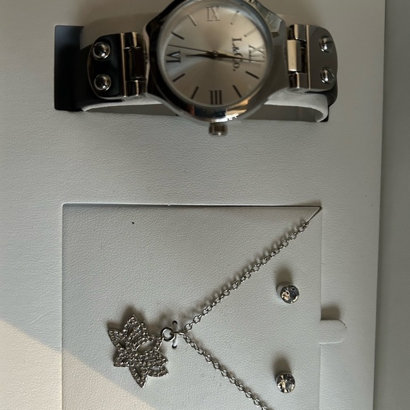 L & Co Timepiece that won’t break the bank. Classy and elegant piece - Picture 5 of 6